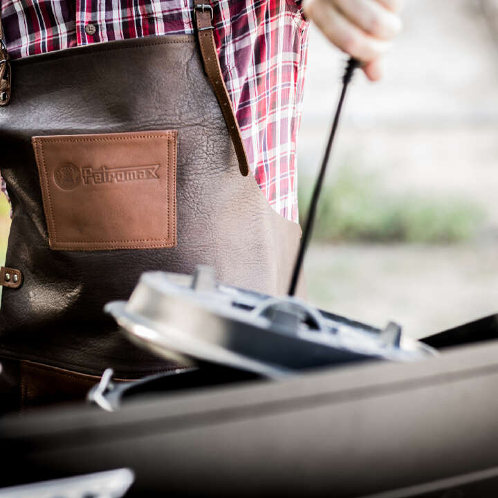 Petromax Büffelleder-Schürze mit gekreuztem Rückenband
